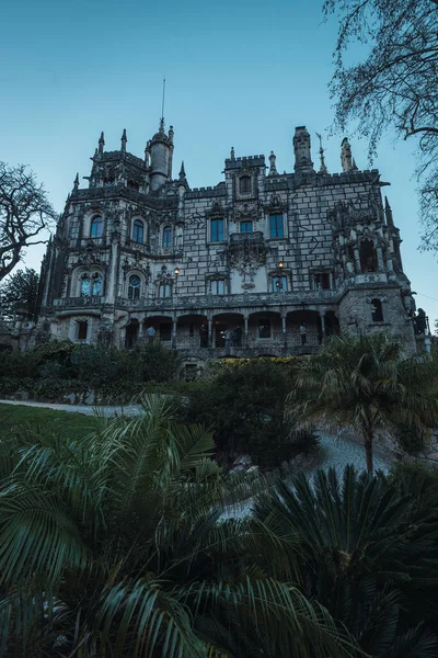Sintra, Portekiz, 25 Ocak 2020: Gün batımında quinta da regaleira sarayı