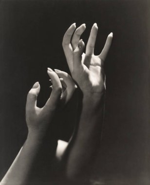 Ellerini gökyüzüne karşı