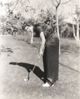  Sahada golf oynayan kadın