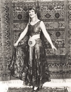  geleneksel kostüm giyen kadın 