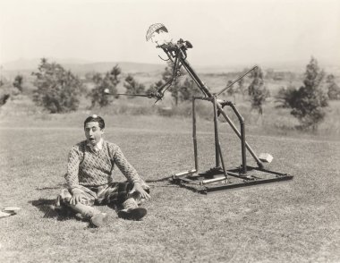 Golf topu adamın kafasına isabet robot