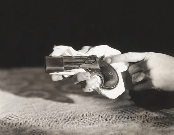 Mão segurando arma — Fotografia de Stock