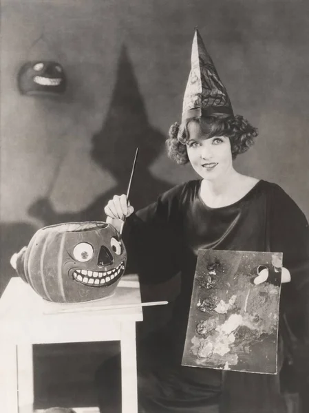 Woman painting pumpkin — Stock Photo, Image