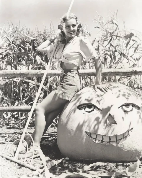 Mujer sentada en calabaza —  Fotos de Stock