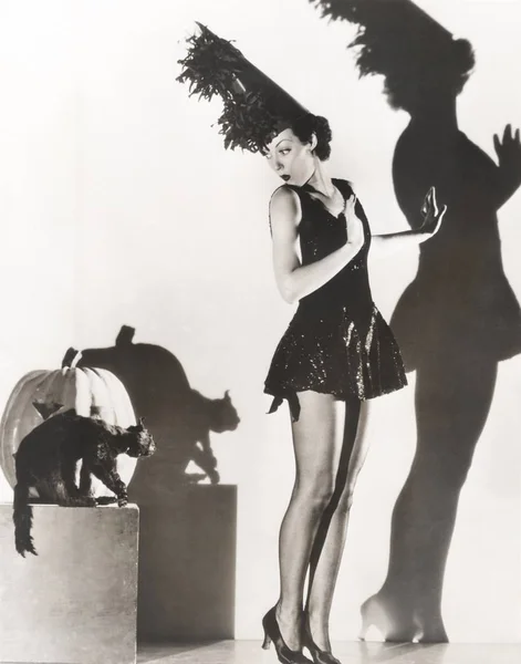 Mujer mirando negro gato — Foto de Stock