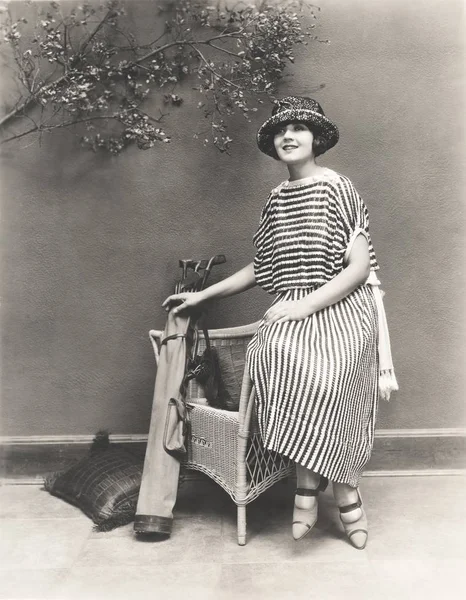 Γυναίκα με μπαστούνια του γκολφ — Φωτογραφία Αρχείου