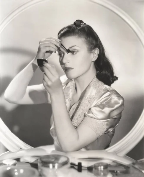 Mujer aplicando maquillaje de ojos — Foto de Stock
