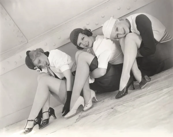 Mulheres sentadas no chão — Fotografia de Stock