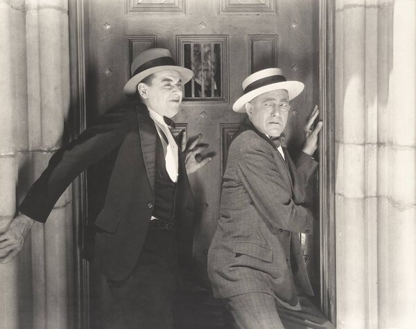 Жуткий человек смотрит на испуганных мужчин
