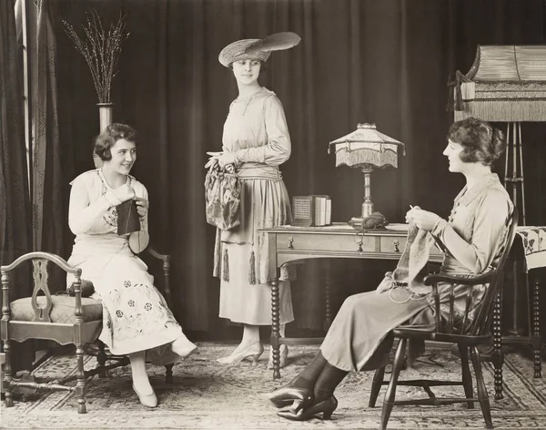 Mujer mirando a amigos tejiendo — Foto de Stock