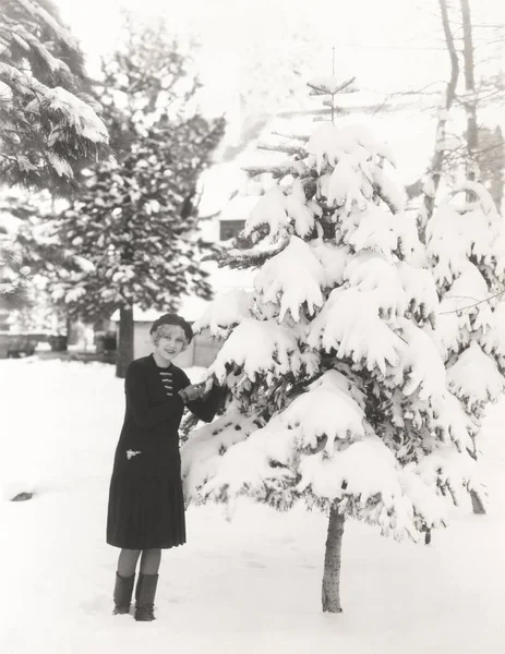 Mujer de pie junto al árbol — Foto de Stock