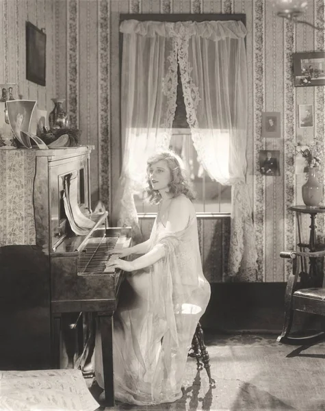 Woman playing piano — Zdjęcie stockowe