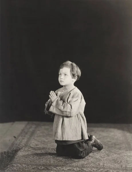 Boy kneeling on floor — Stock Photo, Image