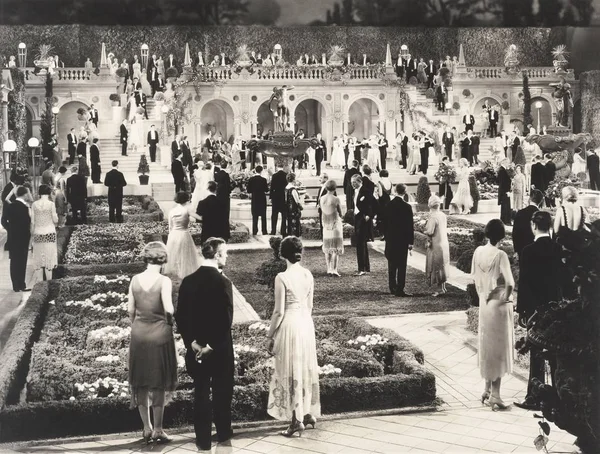 Personer på fest i trädgården — Stockfoto