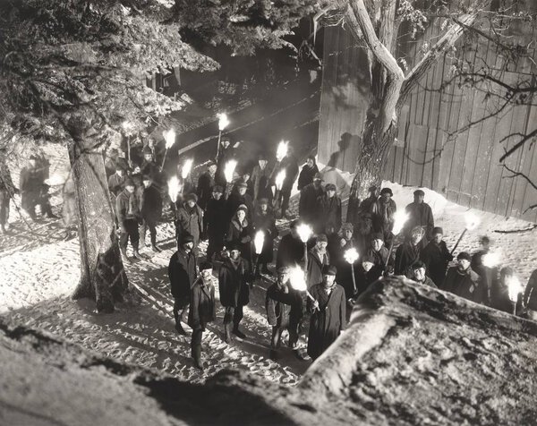  Люди с пылающими факелами
