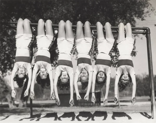 Meninas penduradas de cabeça para baixo — Fotografia de Stock