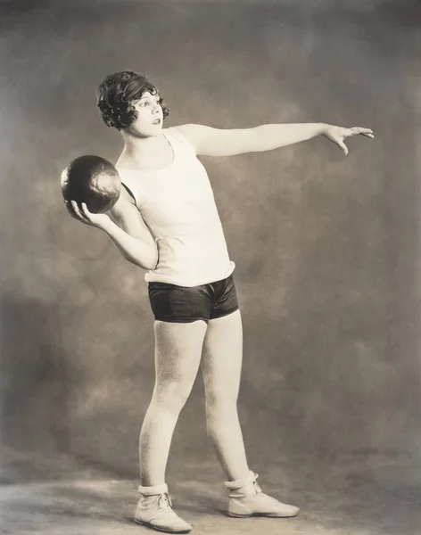 Žena vrhací míč vrh koulí — Stock fotografie
