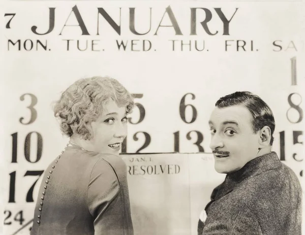 Casal contra calendário de Ano Novo — Fotografia de Stock