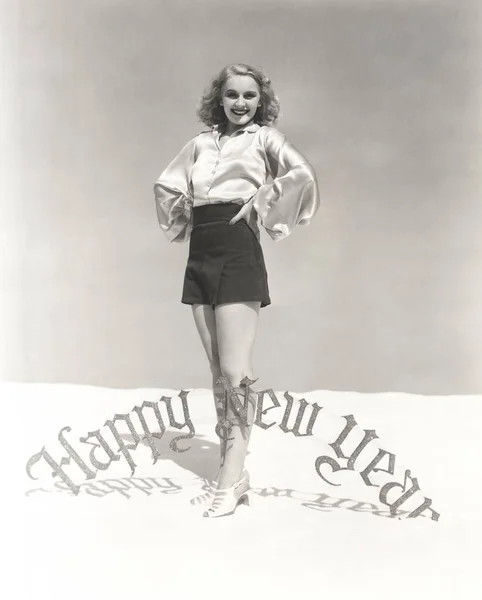 Yeni yıl işareti duran kadın — Stok fotoğraf