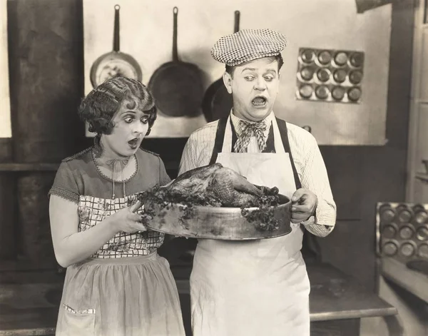 Uomo e donna guardando tacchino arrosto — Foto Stock