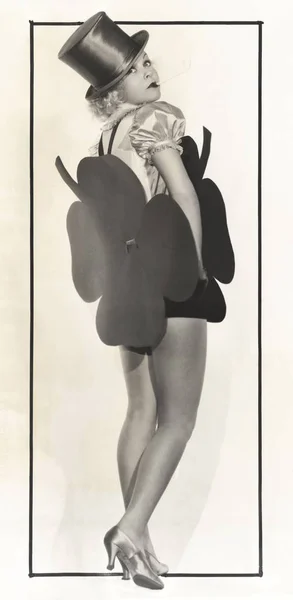 여자 착용 클로버 의상 — 스톡 사진