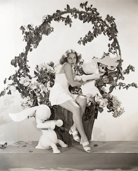 Vrouw zittend op kunstmatige mand — Stockfoto