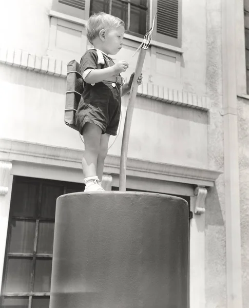 Pojken står på inbyggd struktur — Stockfoto