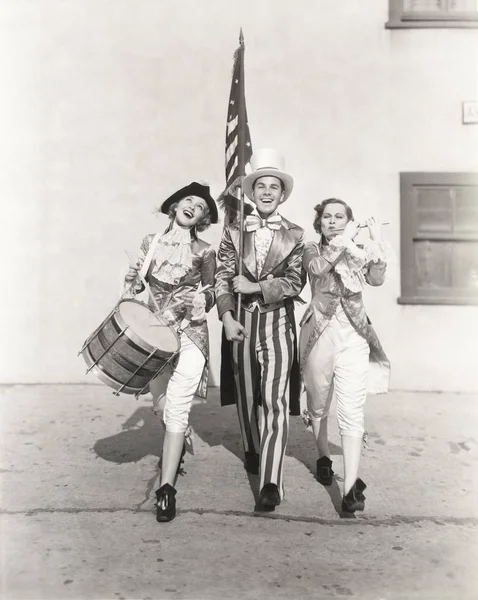 Man transporterar amerikanska flaggan — Stockfoto