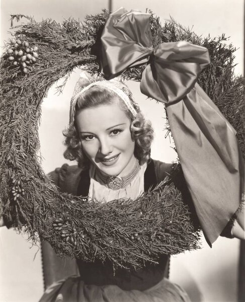  женщина с венком в руках
 