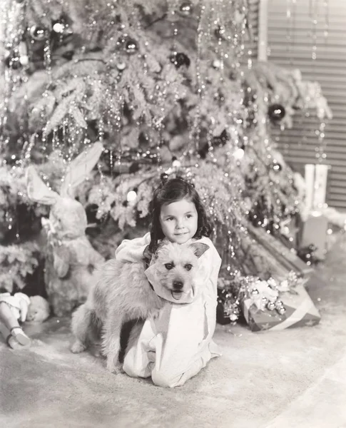 Menina segurando cão — Fotografia de Stock