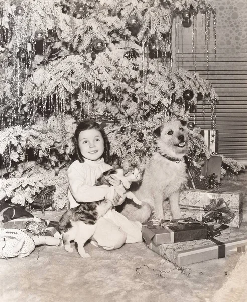 Κορίτσι εναντίον χριστουγεννιάτικο δέντρο — Φωτογραφία Αρχείου