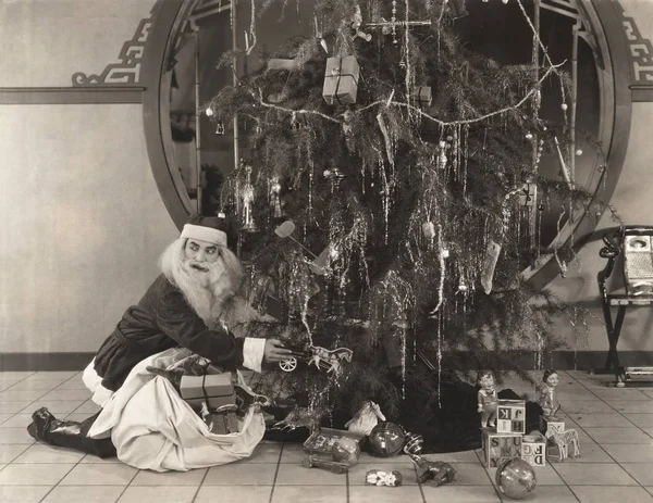 Mann im Weihnachtsmann-Kostüm — Stockfoto