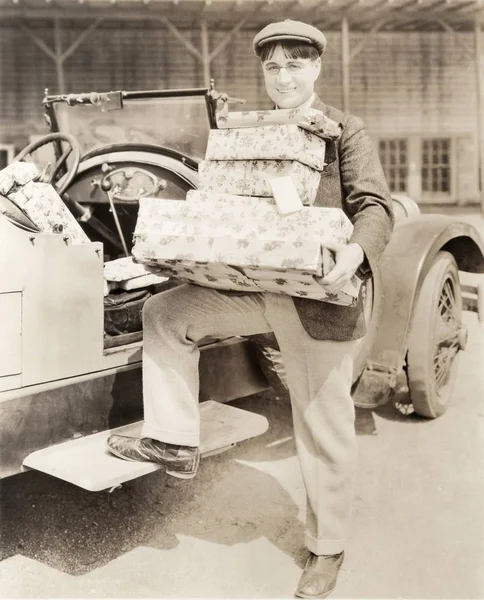 Hombre sosteniendo regalos — Foto de Stock