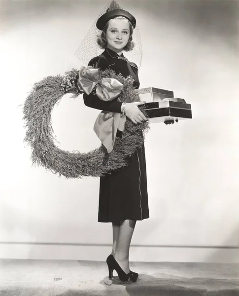 Mujer llevando regalos de Navidad — Foto de Stock