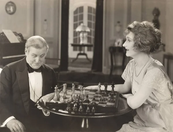 Pria dan wanita bermain catur — Stok Foto
