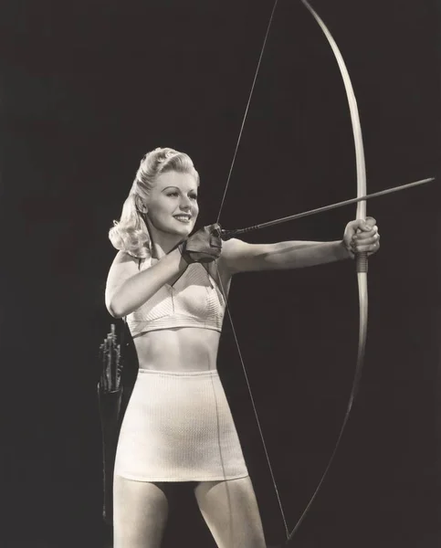 女人用弓和箭 — 图库照片