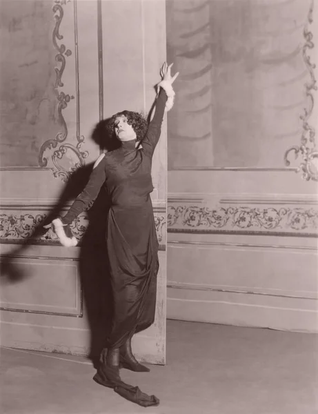 Mujer vistiendo traje —  Fotos de Stock