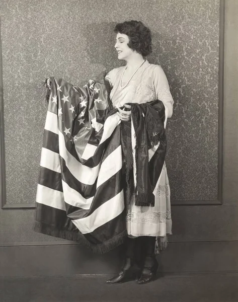 アメリカ国旗を掲げる女性 — ストック写真