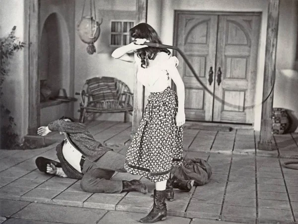 Kobieta mężczyzna bije z bata — Zdjęcie stockowe