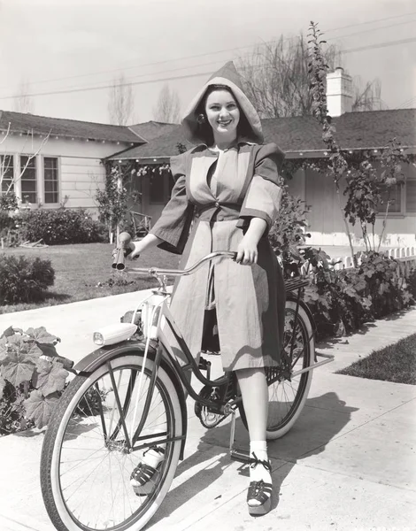 Vrouw rijden fiets — Stockfoto