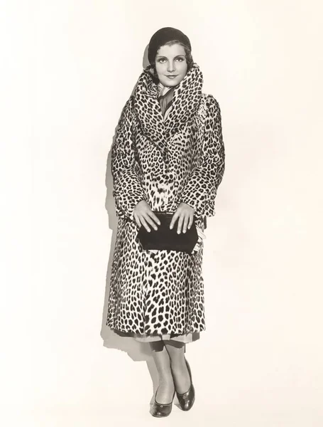 Femme portant un manteau de fourrure — Photo