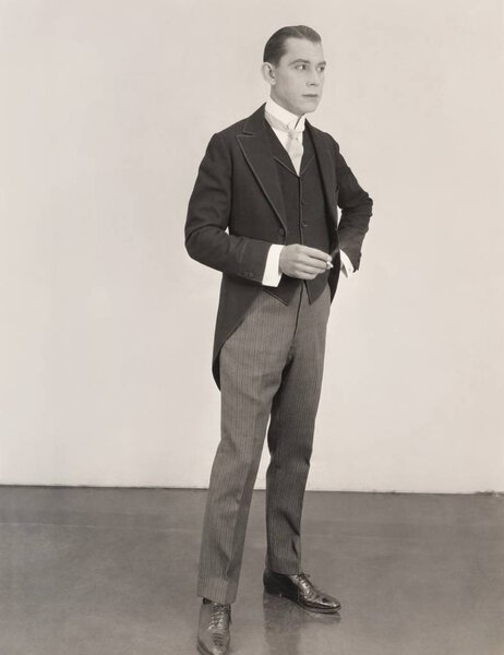  Бизнесмен с сигаретой в руках
