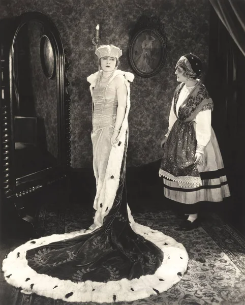 Queen wearing cape in room — Stock Photo, Image