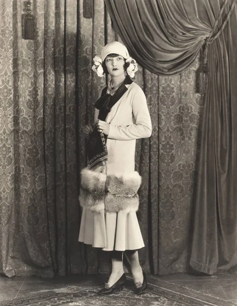 Kadın giyiyor kürk manto — Stok fotoğraf