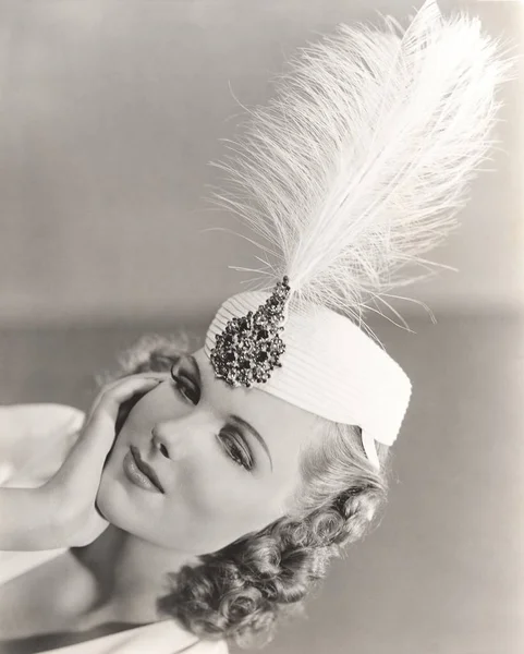 Mulher usando chapéu de penas — Fotografia de Stock