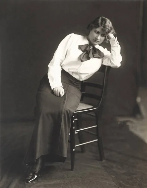 Vrouw zittend op stoel — Stockfoto