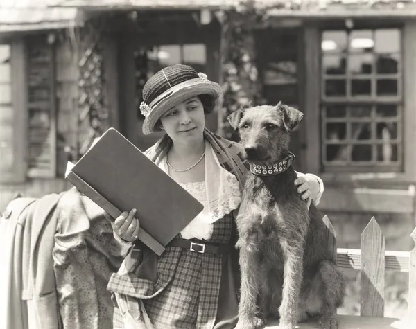 Mulher posando com terrier — Fotografia de Stock