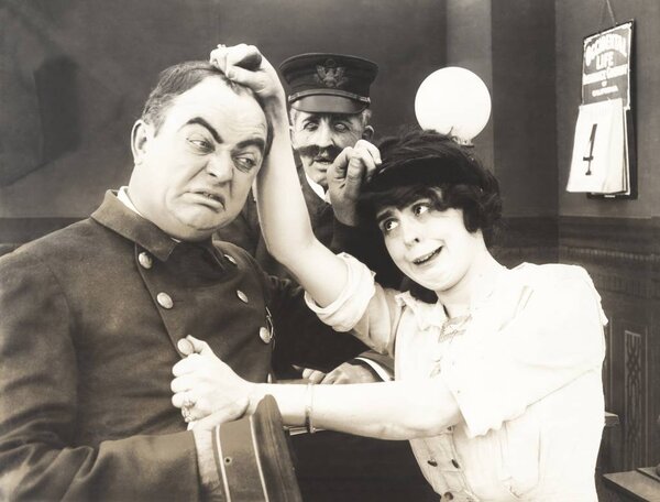 женщина и мужчина тянут Хайра
