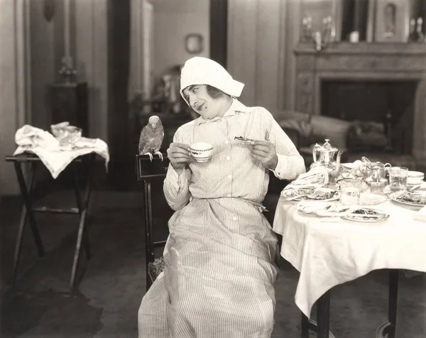 Donna guardando pappagallo — Foto Stock