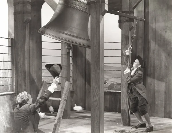 Žena zvonění zvonu — Stock fotografie